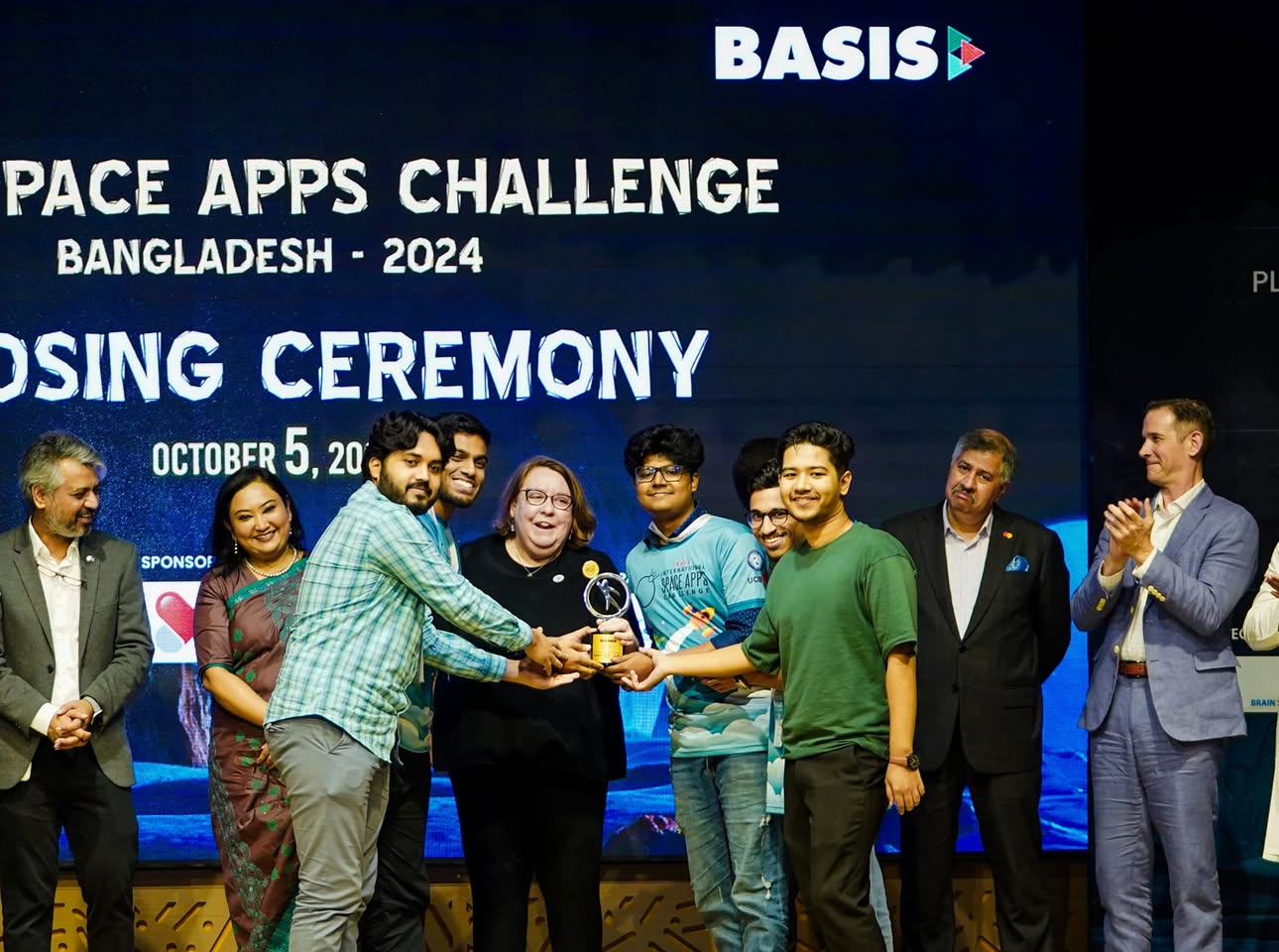 NASA Space Apps 2024 - Receiving the prize from Helen LaFave, Chargé d'Affaires of the US Embassy Dhaka
